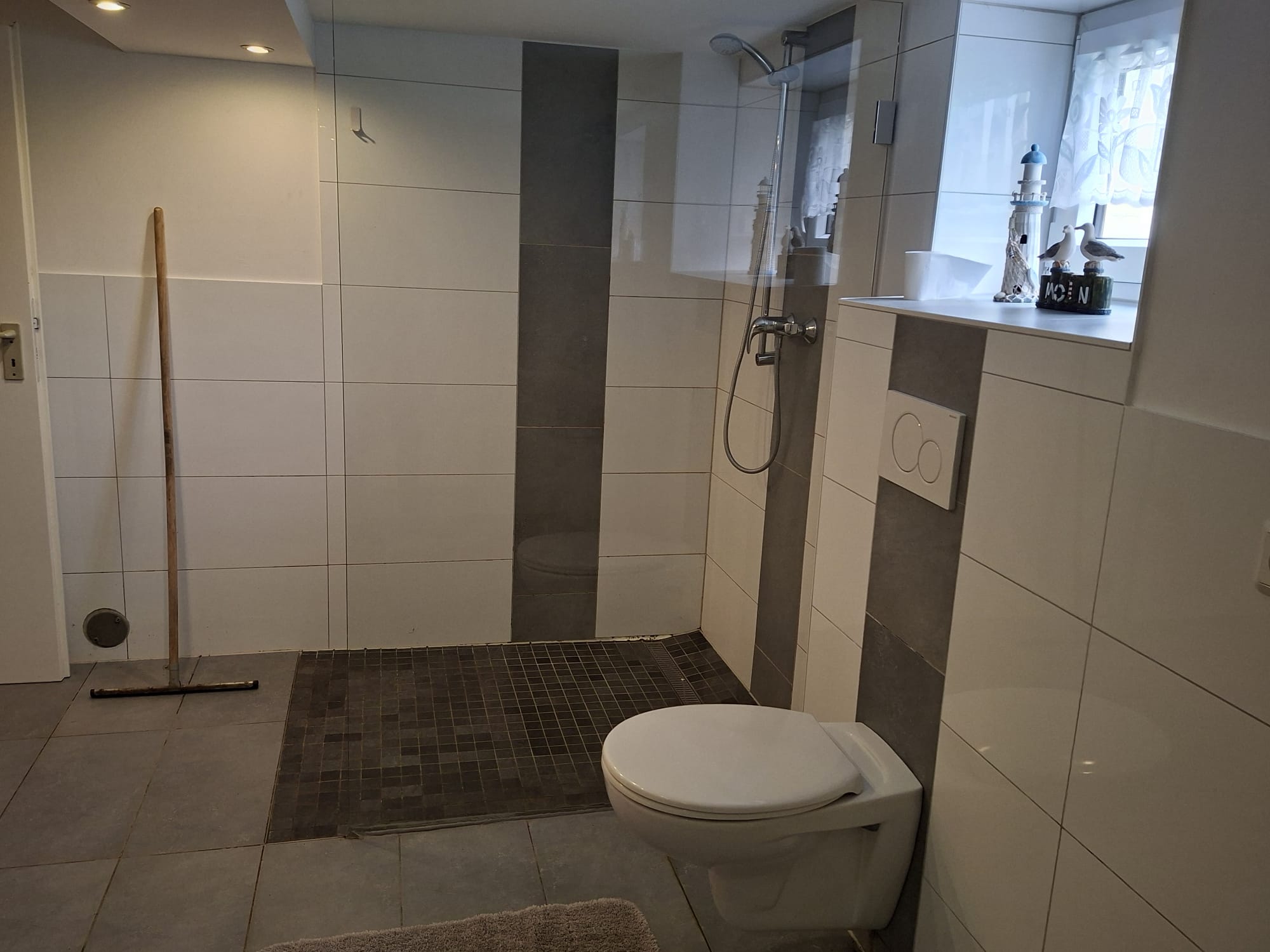 Badezimmer mit ebenerdiger Dusche – Wohnung im Erdgeschoss