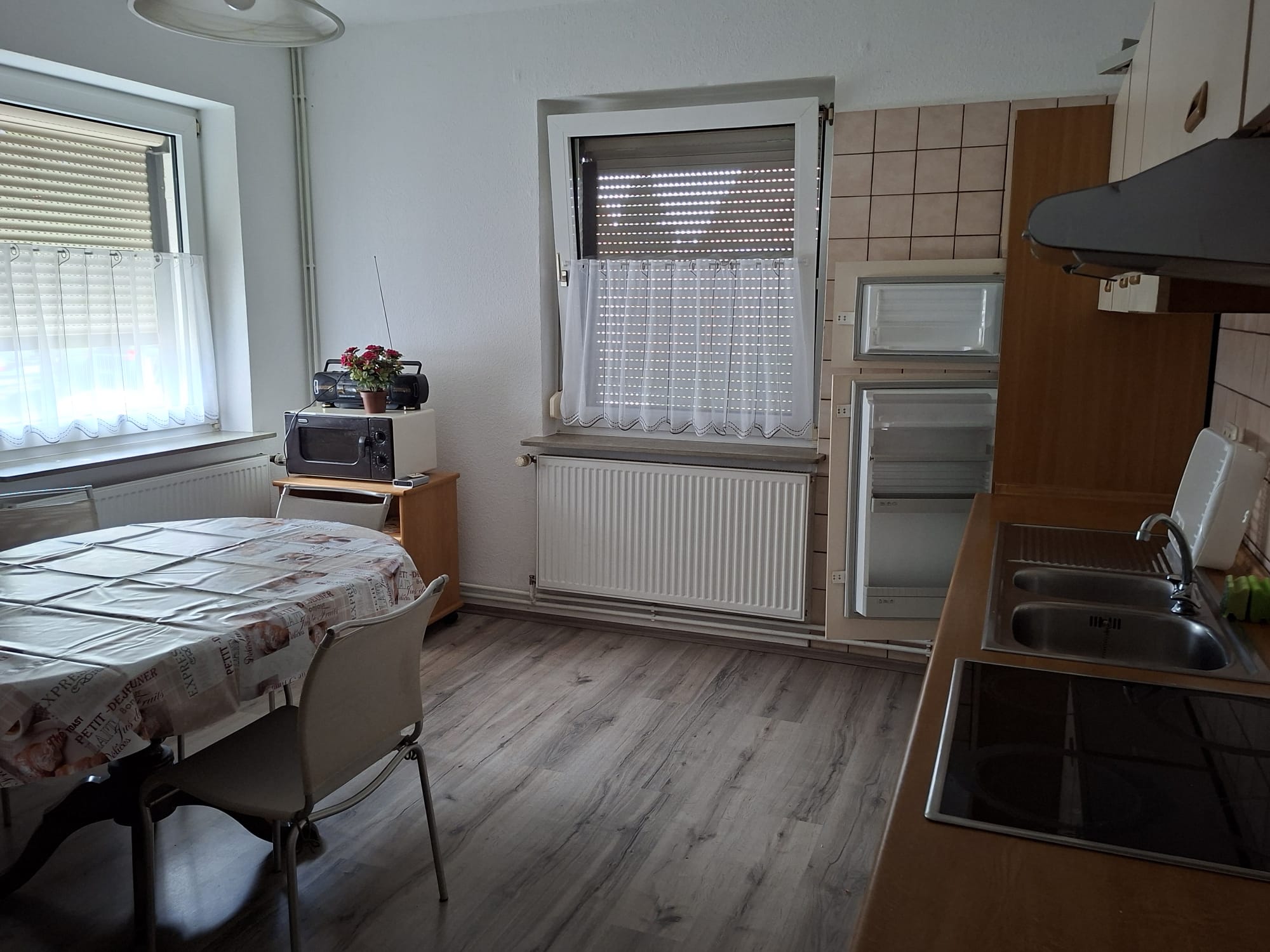 Küche mit Essbereich – Wohnung im Erdgeschoss