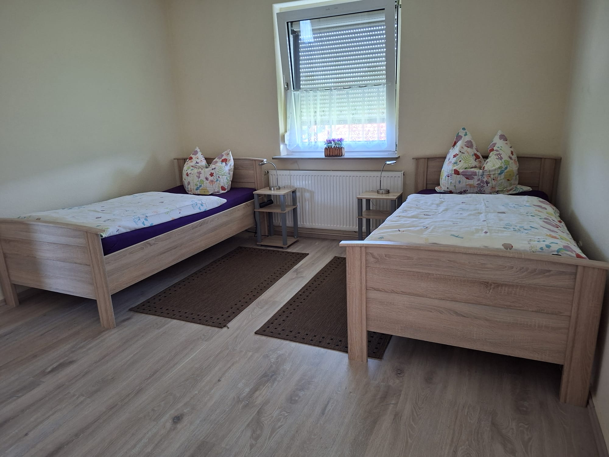 Schlafzimmer mit zwei Einzelbetten