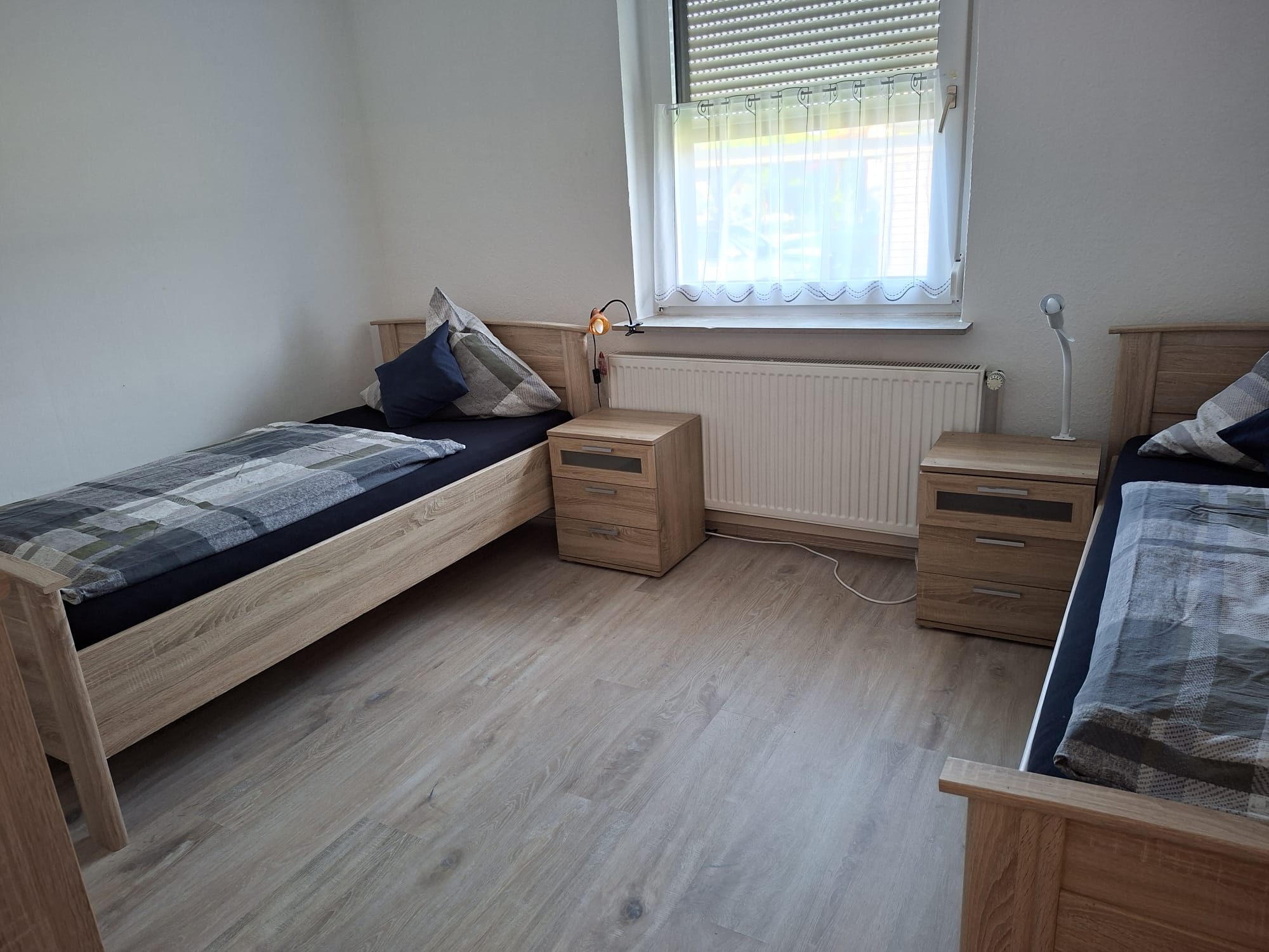 Schlafzimmer mit zwei Einzelbetten – Wohnung im Erdgeschoss