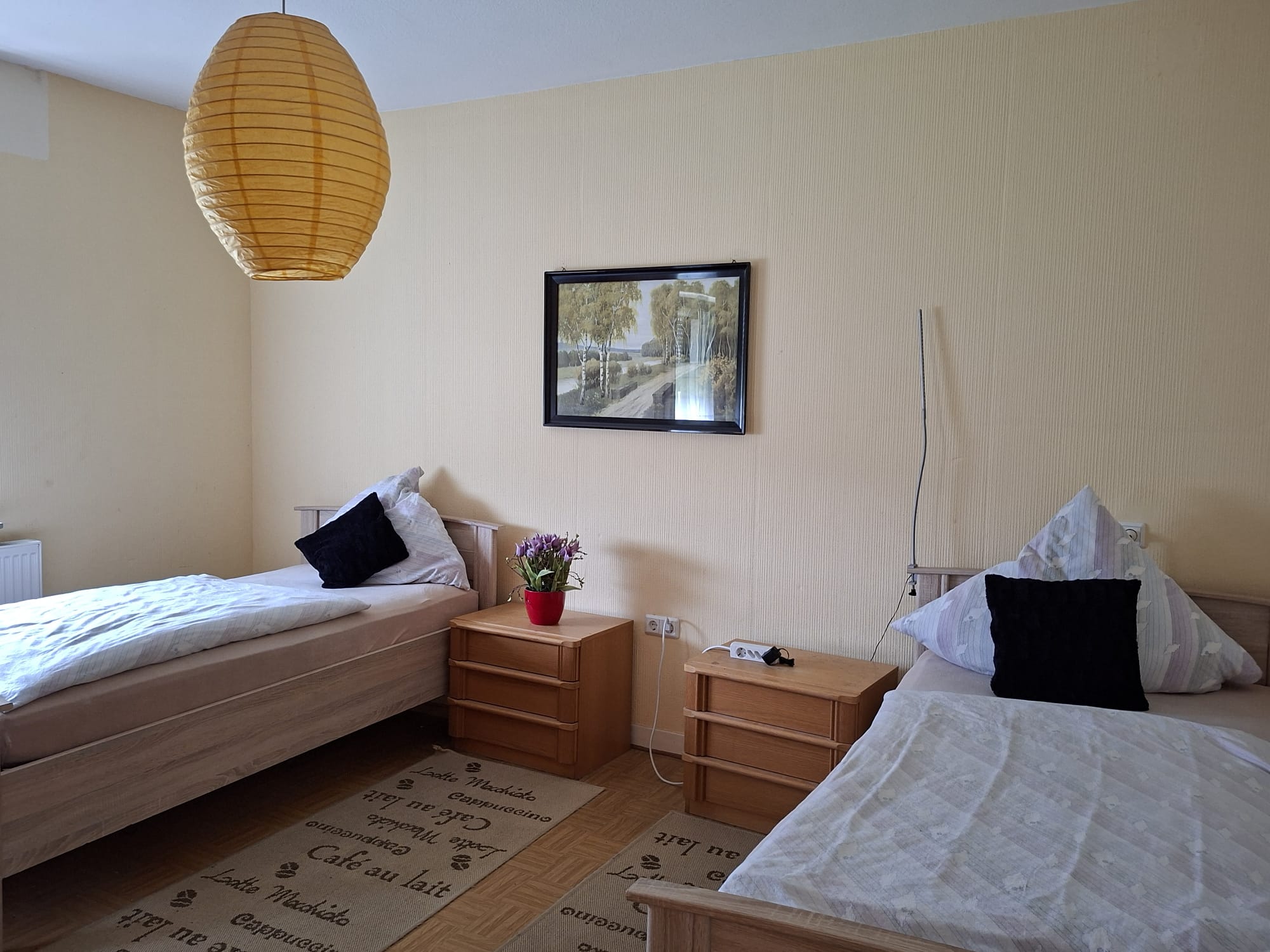 Schlafzimmer mit zwei Einzelbetten – Wohnung im Erdgeschoss