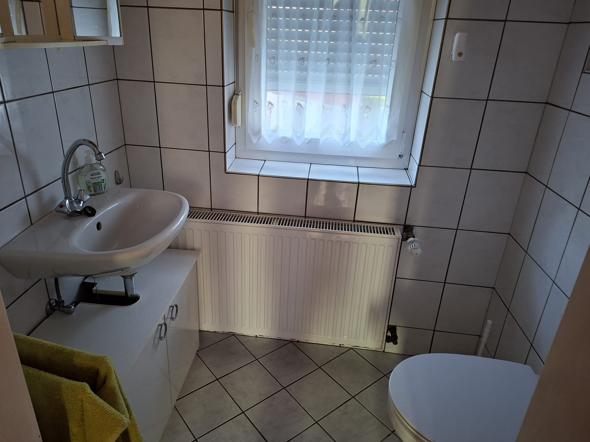 WC mit Waschbecken – Wohnung im Erdgeschoss