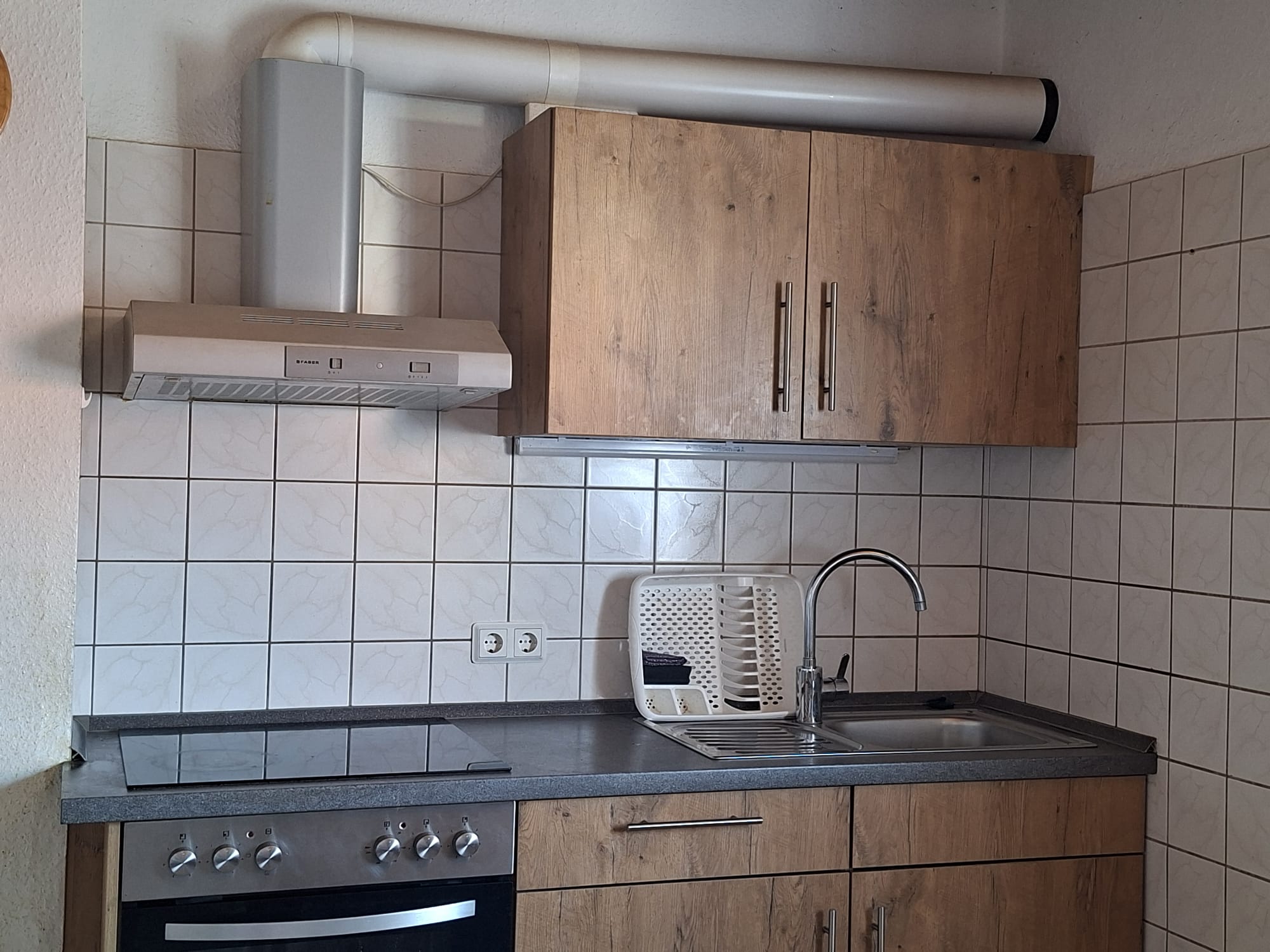 Küche mit Herd, Backofen und Spüle – Wohnung im Obergeschoss