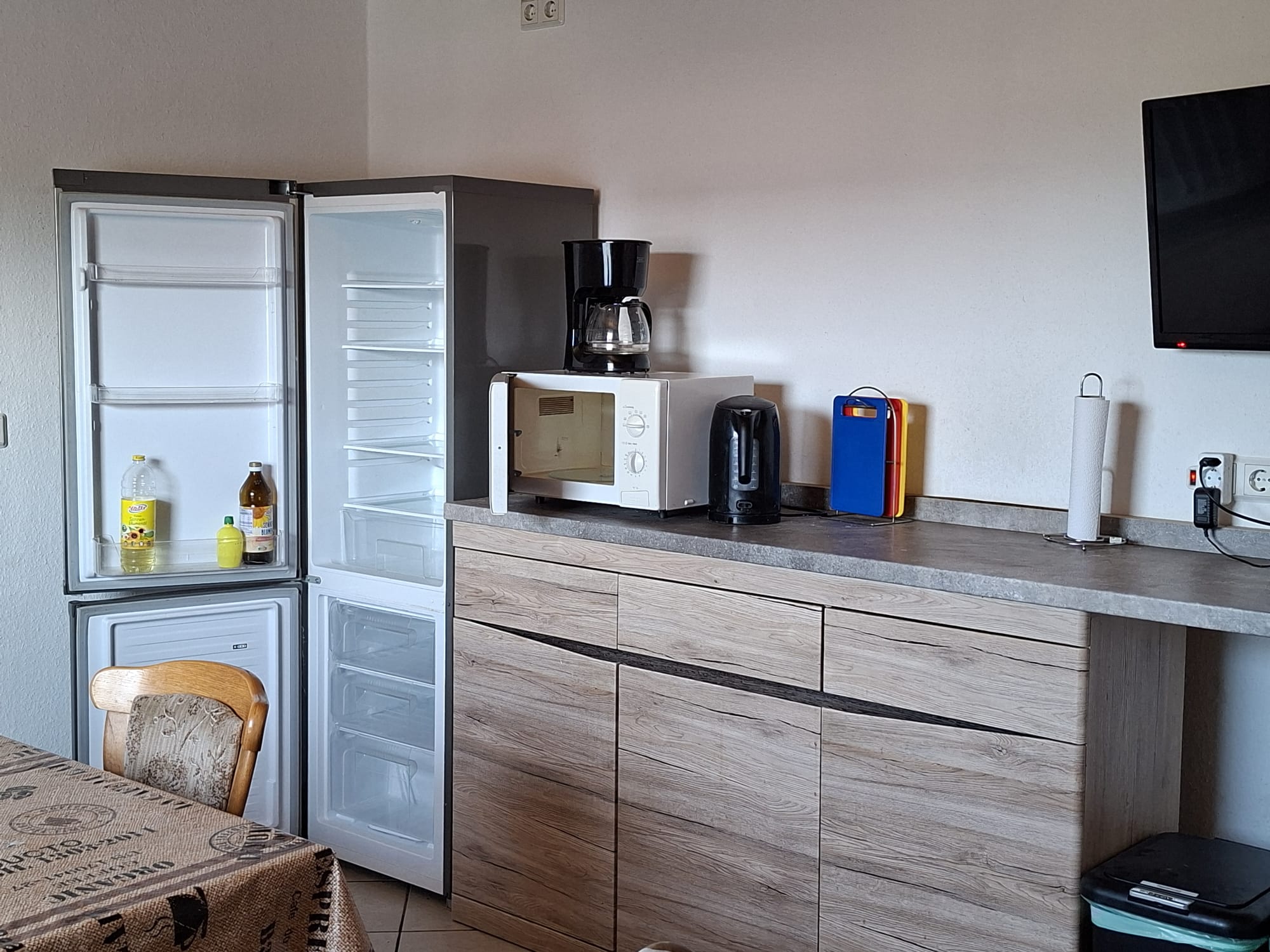 Küche mit Kühlschrank und Kaffeemaschine – Wohnung im Obergeschoss