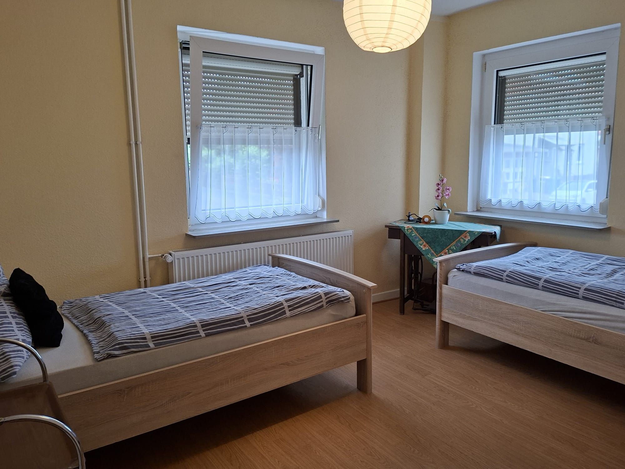 Schlafzimmer mit zwei Einzelbetten – Wohnung im Obergeschoss